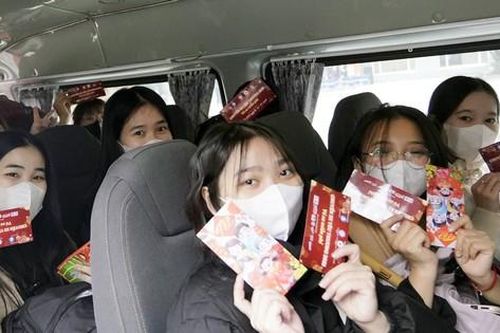 Mang Tết đoàn viên đến gần hơn với sinh viên khó khăn
