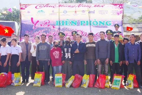 Lo tết người nghèo biên cương
