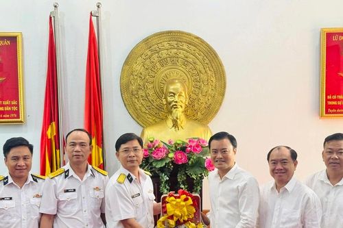 Phó Chủ tịch UBND TPHCM Bùi Xuân Cường thăm, chúc tết Lữ đoàn 125