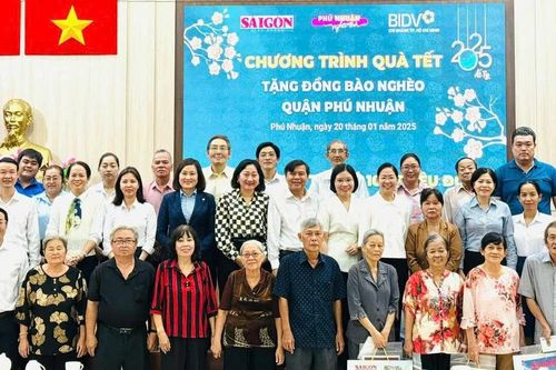 Báo Sài Gòn Giải Phóng trao quà tết đến đảng viên, người dân khó khăn