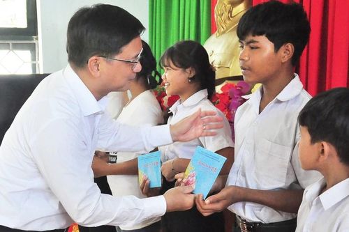 Lãnh đạo TPHCM thăm, chúc tết, tặng quà cán bộ, chiến sĩ, con nuôi Đồn Biên phòng tỉnh Bình Phước