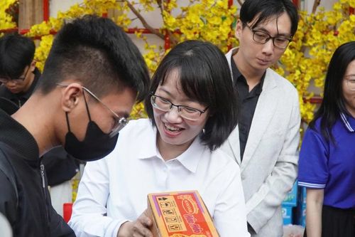 'Chuyến xe mùa xuân' đưa hơn 2.000 sinh viên, người lao động về quê đón Tết
