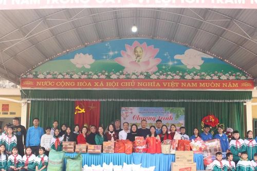 'Tết chia sẻ' mang yêu thương tới học sinh có hoàn cảnh khó khăn