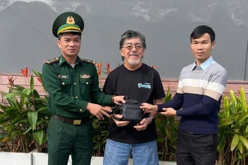 Cán bộ BĐBP Đà Nẵng bàn giao tài sản thất lạc cho du khách Mỹ
