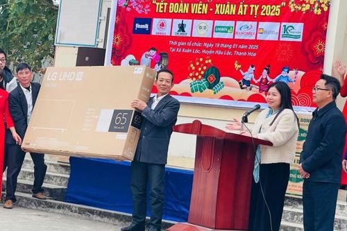 Tạp chí Người Làm Báo tặng quà cho các hộ gia đình khó khăn xã Xuân Lộc, Hậu Lộc, Thanh Hóa trong chương trình Tết đoàn viên- Xuân Ất Tỵ 2025