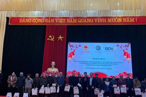 BIDV Chi nhánh Sở giao dịch 1 trao 600 suất quà tết cho người dân có hoàn cảnh đặc biệt khó khăn tại huyện Quảng Xương