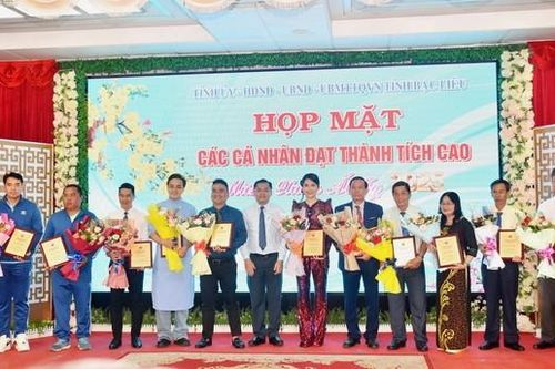 Bạc Liêu: Trao thưởng các cá nhân đạt thành tích cao
