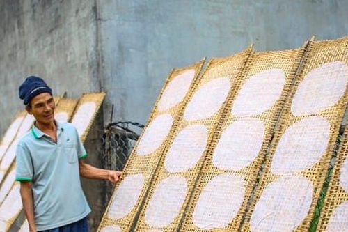 Làng bánh tráng nức tiếng Bình Định tranh thủ nắng ráo nổi lửa kịp phục vụ Tết