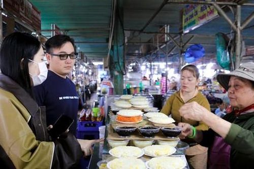 Bán cả ngàn chén chè, đĩa xôi cúng mỗi ngày