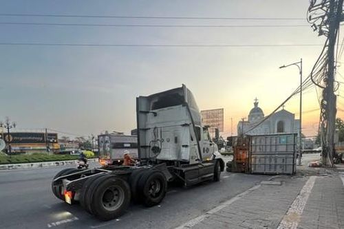 Thùng container văng xuống đường khi xe đầu kéo 'ôm cua' vòng xoay Trung Lương