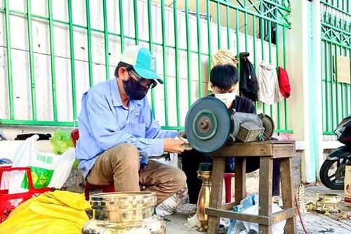 Kiếm tiền triệu mỗi ngày nhờ nghề đánh bóng lư đồng dịp Tết