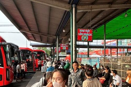 Người dân lỉnh kỉnh hành lý, bắt đầu rời TPHCM về quê đón Tết