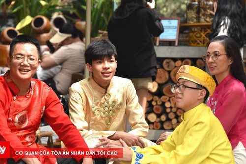 Người dân TP.HCM xúng xính áo dài xuống phố vui xuân sớm