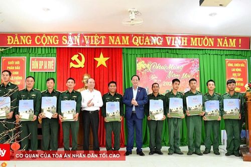 Phó Chủ tịch Quốc hội Trần Quang Phương chúc Tết các cán bộ, chiến sĩ và nhân dân khu vực biên giới tỉnh Đắk Lắk