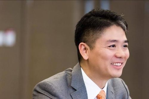 Nam sinh nghèo thành tỷ phú về quê báo đáp, lì xì mỗi giáo viên 340 triệu