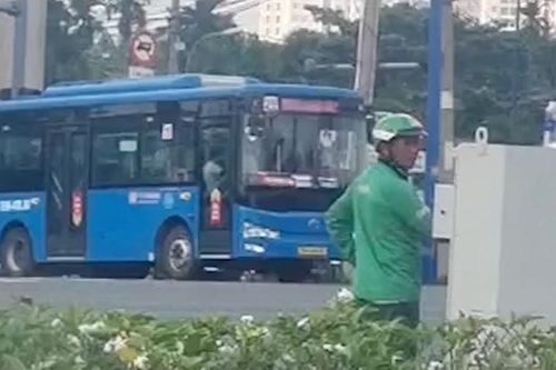 Mời làm việc người mặc đồ GrabBike điều chỉnh đèn giao thông ở TPHCM