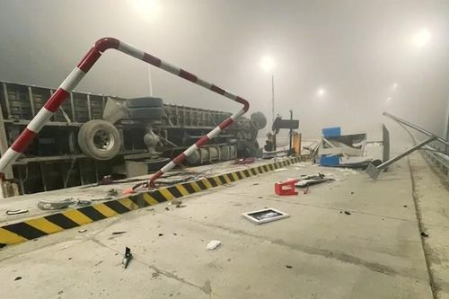 Xe container lao vào trạm thu phí: Tài xế có phải đền bù?