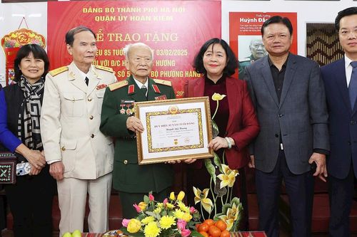 Bí thư Hà Nội trao Huy hiệu 85 năm tuổi Đảng cho Thiếu tướng Huỳnh Đắc Hương