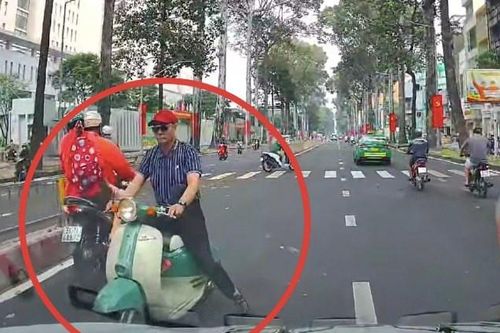 Người đàn ông đi Vespa vô tư lao ngược chiều trên đường phố trung tâm Sài Gòn