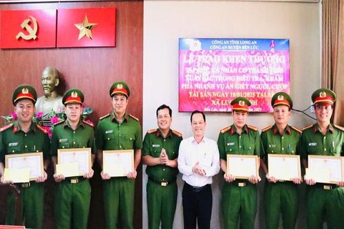 Chủ tịch huyện Bến Lức thưởng 'nóng' tập thể, cá nhân khám phá nhanh vụ án giết người