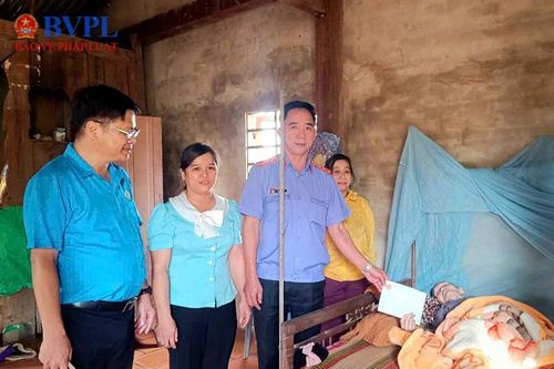 VKSND huyện Bù Gia Mập phối hợp tặng quà cho người nghèo