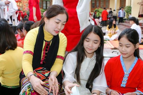 Học sinh vùng cao Nghệ An trải nghiệm Tết truyền thống