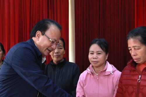 Thường trực HĐND tỉnh Nghệ An tặng quà Tết tại Thanh Chương, Hưng Nguyên