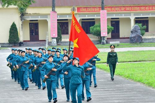 Các nữ dân quân Nghệ An luyện tập chuẩn bị cho Lễ kỷ niệm 50 năm ngày giải phóng hoàn toàn miền Nam