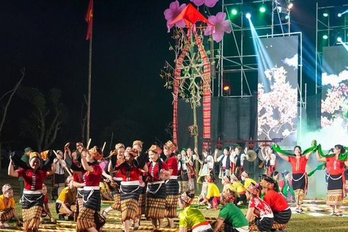 Rộn ràng đêm hội 'Sắc Xuân miền Tây Nghệ An' năm 2025