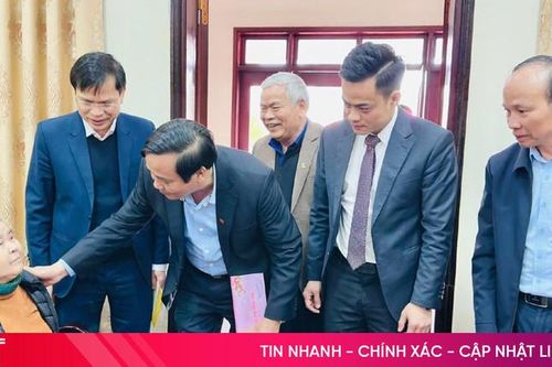Chủ tịch Hội Người cao tuổi Việt Nam trao quà Tết tại Hương Sơn
