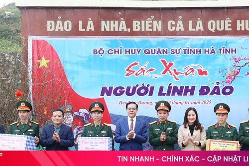 Chủ tịch UBND tỉnh chúc tết cán bộ, chiến sỹ đảo Sơn Dương
