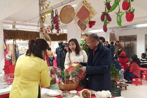 Đầm ấm Chợ Xuân Ất Tỵ 2025 của kiều bào tại Pháp