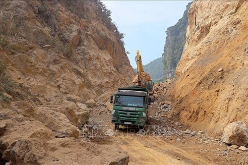 Dự án kè xử lý sạt lở thi công 'ì ạch', ảnh hưởng tới cuộc sống người dân