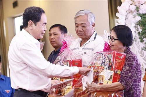 Chủ tịch Quốc hội thăm, tặng quà Tết đồng bào, chiến sỹ thành phố Cần Thơ