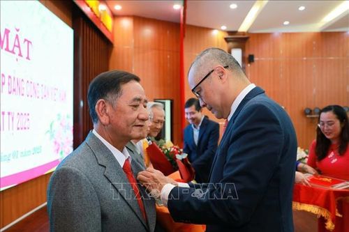 Quan tâm các đảng viên lão thành, đảng viên trẻ tiêu biểu