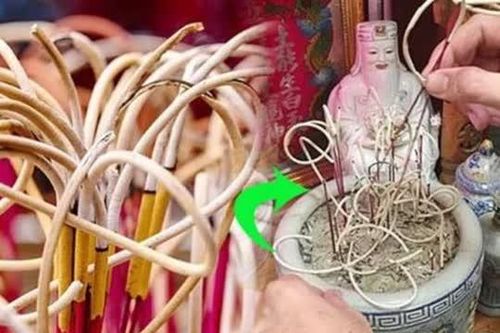 Bao sái bàn thờ, rút tỉa chân hương đừng làm vào 2 giờ xấu này kẻo Tổ Tiên trách phạt