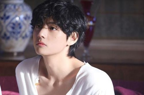 V (BTS) phá vỡ 'quy tắc ngầm' của Kpop