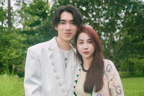 Ngưỡng mộ chuyện tình cảm 7 năm của K-ICM và bà xã xinh đẹp