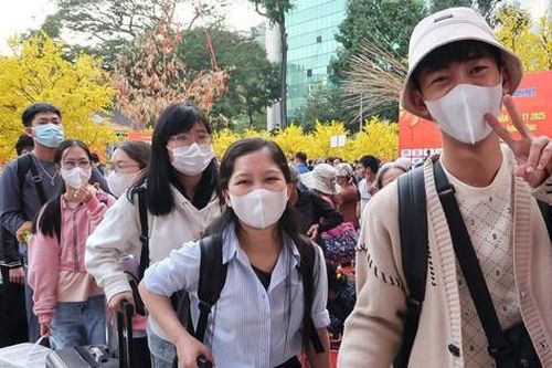 TPHCM: 'Chuyến xe mùa xuân' khởi hành đưa sinh viên khó khăn về quê đón Tết