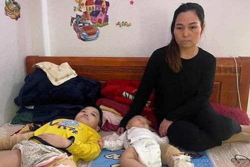 Xót xa 2 đứa trẻ vừa chào đời đã gãy cả 2 chân, không tiền chữa trị