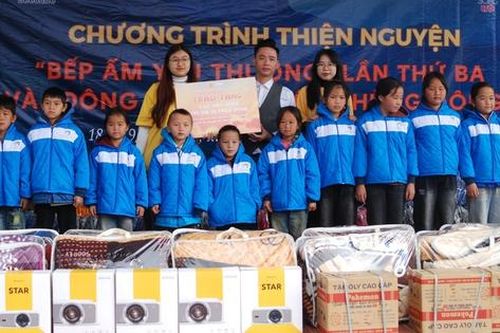 Trao gần 800 phần quà cho học sinh nghèo ở Nghệ An