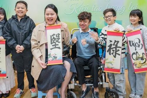 'Hội chợ Tết 0 đồng' tặng quà cho hơn 1.600 người khuyết tật và yếu thế