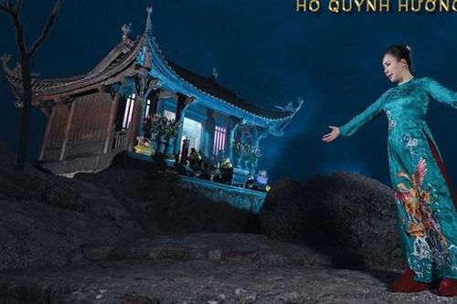 Hồ Quỳnh Hương hát trên đỉnh Yên Tử