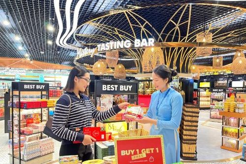 Mua sắm tại sân bay: Tưng bừng ngàn quà tặng mùa Tết