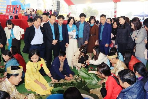 Ấm áp 'Ngày hội công nhân - Phiên chợ nghĩa tình' Xuân Ất Tỵ 2025