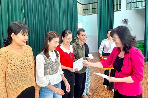 UBMTTQVN tỉnh tặng quà cho Trưởng ban Công tác mặt trận khóm, ấp huyện Chợ Mới