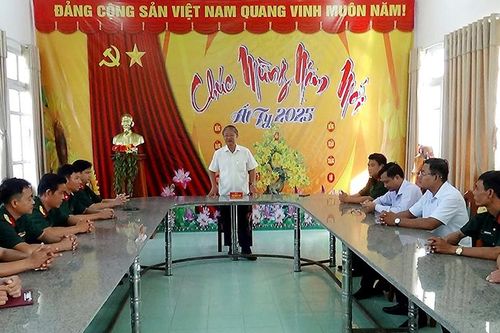 Bí thư Huyện ủy Tri Tôn thăm, chúc Tết lực lượng vũ trang