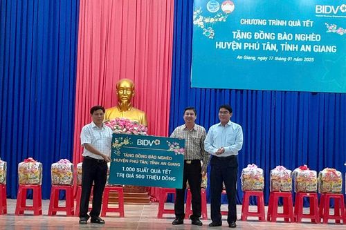 Ngân hàng TMCP Đầu tư và Phát triển Việt Nam trao 1.000 phần quà Tết cho hộ nghèo huyện Phú Tân