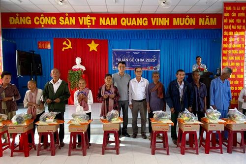 Trao 1.063 phần quà Tết cho đồng bào Khmer huyện Tri Tôn