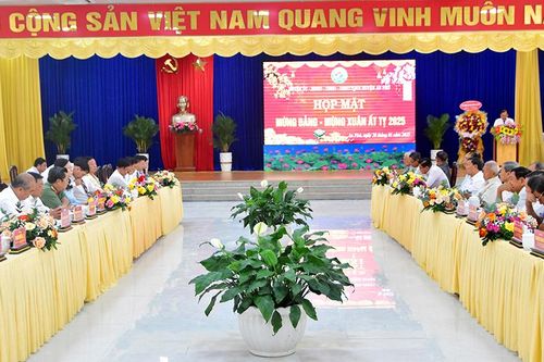 Huyện An Phú tổ chức họp mặt mừng Đảng - mừng Xuân Ất Tỵ 2025